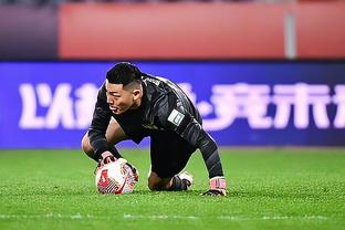 ? Tìm hiểu tình hình địch? Đêm nay cầu thủ Thượng Hải VS Sơn Tây Liêu Ninh Phó Hào đã ngồi ở bên sân xem trận đấu!